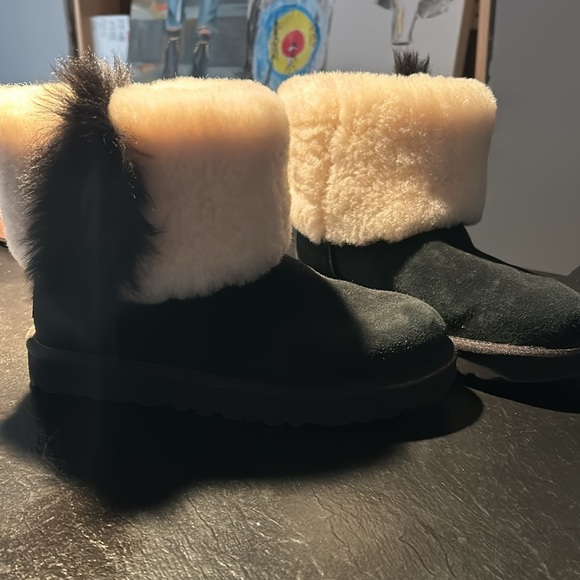 Uggs - Picture 2 of 11